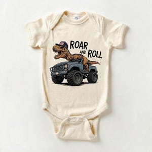 Camiseta de camión monstruo de dinosaurios para niños pequeños, camiseta infantil de camión de dinosaurios T-Rex "Roar and Roll", atuendo genial para regalo de cumpleaños, camiseta juvenil de Monster Jam imagen 9