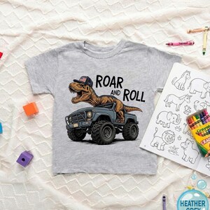 Camiseta de camión monstruo de dinosaurios para niños pequeños, camiseta infantil de camión de dinosaurios T-Rex "Roar and Roll", atuendo genial para regalo de cumpleaños, camiseta juvenil de Monster Jam imagen 6