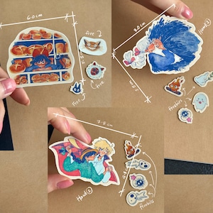 Puede incluir: Un conjunto de pegatinas de estilo anime. La m&aacute;s grande, de 6,0 cm, representa una escena de panader&iacute;a. Otras pegatinas presentan personajes y el texto "Freebies".