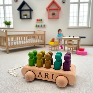 Carrinho de brinquedo de madeira com 10 bonecos coloridos