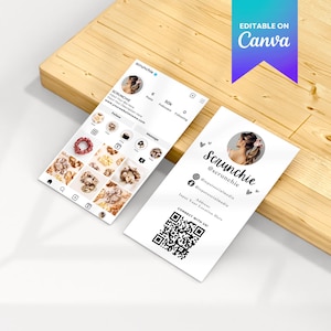 Puede incluir: Dos tarjetas de visita blancas y una pantalla de teléfono que muestra un perfil de Instagram del negocio de scrunchies. Las tarjetas presentan el nombre del negocio "Scrunchie", los identificadores de las redes sociales y un código QR. La pantalla del teléfono muestra scrunchies y el texto "Editable on Canva".