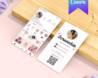 Puede incluir: Una maqueta de tarjeta de visita y pantalla de teléfono para un negocio de scrunchies. La tarjeta muestra el nombre de la empresa, los datos de las redes sociales y un código QR. La pantalla del teléfono muestra un perfil de Instagram con fotos de productos. Fondo de madera.