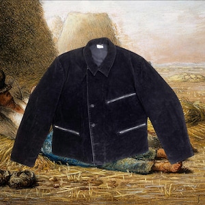 Op de afbeelding: Een donker marineblauwe jas met een klassieke kraag, drie knopen en twee zakken met ritssluiting. De jas is gemaakt van een zacht, fluwelig materiaal. De jas wordt getoond op een schilderij van een veld.