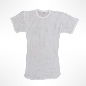 Puede incluir: Una camiseta blanca de manga corta hecha de tela de malla con una textura de rejilla. La prenda presenta un cuello redondo y un dobladillo recto. El material es semitransparente, mostrando un patrón de tejido abierto en toda la camiseta.
