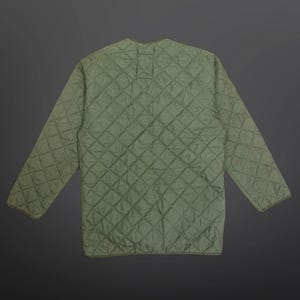 Puede incluir: Chaqueta acolchada verde claro con un patr&oacute;n de diamantes. La chaqueta tiene mangas largas y cuello redondo. Fabricada con un material ligero, es adecuada para usar en capas o como prenda exterior ligera.