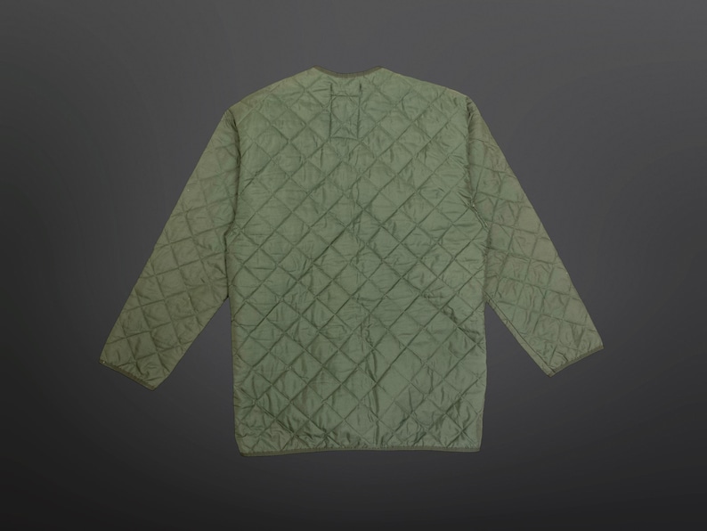 Puede incluir: Chaqueta acolchada verde claro con un patr&oacute;n de diamantes. La chaqueta tiene mangas largas y cuello redondo. Fabricada con un material ligero, es adecuada para usar en capas o como prenda exterior ligera.