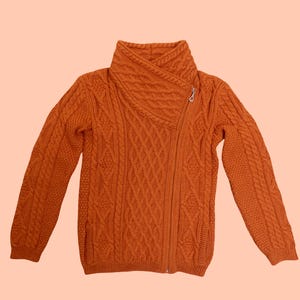 100% neue Merinowolle Zopfmuster Seitlicher Reißverschluss Schalkragen Orange Strickjacke Damen