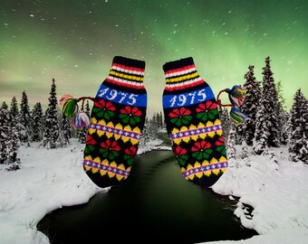 Handknitted Folk Scandinavian Wool Mitten Gloves with Pompoms | 1975 | Adult Women M