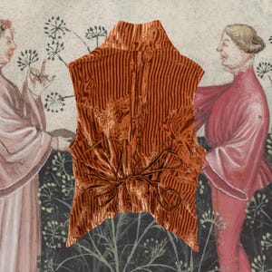 Pode incluir: Um colete de veludo laranja queimado com riscas verticais e gola alta. O colete tem um fecho de laço na cintura. O fundo apresenta uma ilustração de estilo medieval com figuras em vestes e elementos florais.