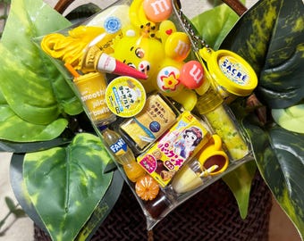 Sunshine Bear Pflegebären - Bestie-Kollektion | Handgefertigter Taschenanhänger mit Gachapon aus den 90ern