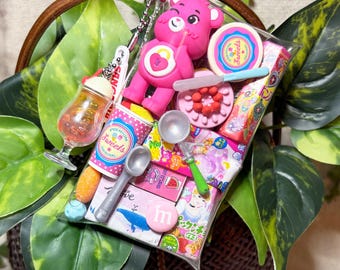 Secret Bear Pflegebären - Bestie-Kollektion | Handgefertigter Taschenanhänger mit Gachapon aus den 90ern