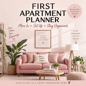 Peut inclure: Une couverture de livre First Apartment Planner avec un canapé rose, une impression encadrée avec le texte Good Things Live Here et divers objets de décoration. Le texte indique First Apartment Planner, Move In, Set Up, Stay Organized, New Home New Beginnings, A Brighter Chapter Ahead, Plan Organize Settle Enjoy, Home Sweet Home, A Happier Home, Simple Living et Your Guide To A Happy, Organized Home.