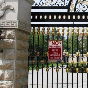 Plaque d&#39;Halloween en métal fini à la main. seulement quelques-uns disponibles