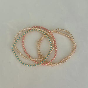 Armband med frönpärlor och vattentät stapling i 14k guldfyllning