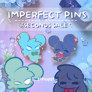 Pode incluir: A imagem apresenta pins de esmalte com designs de ratos em tons de azul, verde e roxo, com detalhes dourados. Os pins têm detalhes florais e estão sobre um fundo pastel. O texto na parte superior diz "IMPERFECT PINS" e "SECONDS SALE".