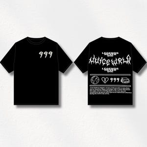 Könnte beinhalten: Schwarze T-Shirts mit weißen Grafiken. Ein Shirt hat "999" auf der Vorderseite. Das andere Shirt hat "Legends Never Die" und "Juice WRLD" auf der Rückseite, zusammen mit anderen Grafiken und Text. Die Shirts sind kurzärmelig.