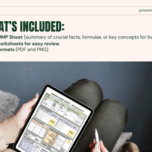 Op de afbeelding: Een tablet toont een werkblad met de titel "PMHNP DUMP SHEET - Worksheet 1". De afbeelding bevat de tekst "WHAT'S INCLUDED:" en een lijst met items. Een stylus is ook zichtbaar.