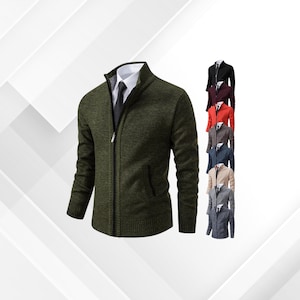 Op de afbeelding: Een groene zip-up trui met een hoge kraag, een zwarte rits en een zak. Extra truien in zwart, bordeauxrood, rood, grijs, marineblauw, beige en houtskool worden ook getoond. De truien zijn van gebreide stof.