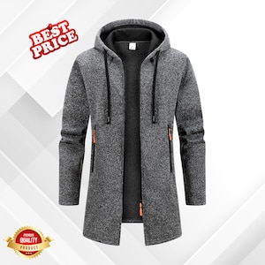 Peut inclure: Veste à capuche grise à coupe longue. Elle est dotée d'une fermeture éclair, de cordons noirs et de tirettes orange. L'inscription "BEST PRICE" est sur une bannière rouge. L'inscription "PREMIUM QUALITY PRODUCT" est sur une bannière dorée.