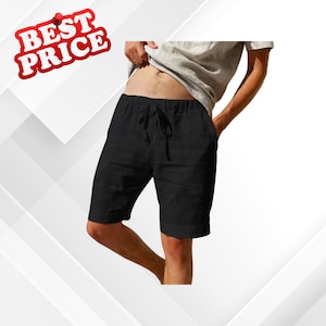 Puede incluir: Pantalones cortos negros con cintura con cordón. Los pantalones cortos llegan a la rodilla y parecen estar hechos de una tela ligera. La imagen incluye el texto "BEST PRICE" en una pancarta roja.