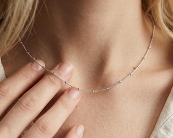 Minimalistyczny naszyjnik z łańcuszkiem satelitarnym, dostępny w kolorze złotym lub srebrnym, delikatny naszyjnik z koralików, elegancki naszyjnik typu choker, prosta biżuteria