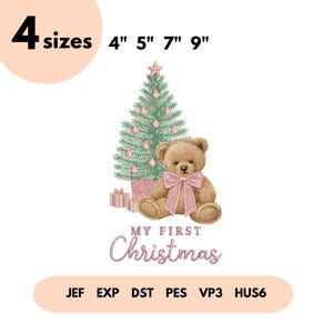 Puede incluir: Diseño navideño con un oso de peluche con lazo rosa, un árbol de Navidad decorado y el texto "MY FIRST Christmas". Disponible en 4 tamaños: 10 cm, 13 cm, 18 cm y 23 cm.