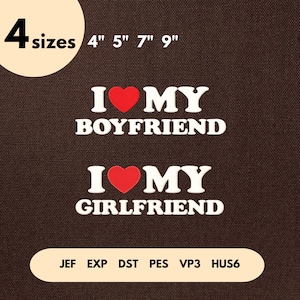 Puede incluir: Parches de texto blancos con un corazón rojo, que dicen "I MY BOYFRIEND" y "I MY GIRLFRIEND". Los parches están disponibles en 4 tamaños: 10 cm, 13 cm, 18 cm y 23 cm. El fondo es una tela marrón texturizada.