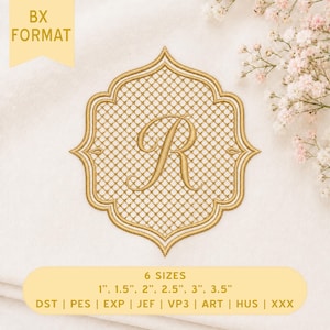 Könnte beinhalten: Ein Stickmuster mit einem goldfarbenen Buchstaben R, der in einem dekorativen Vierpassrahmen mit Gittermuster zentriert ist. Der Text BX FORMAT ist oben sichtbar, und 6 SIZES 1, 1.5, 2, 2.5, 3, 3.5 ist unten aufgedruckt.