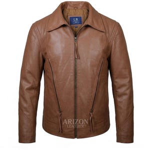 Può includere: Giacca in pelle marrone con chiusura a zip, collo e due tasche verticali con cerniera. La giacca ha una vestibilità sartoriale e una lucentezza sottile. Il marchio "Arizon Leather" è visibile in basso.