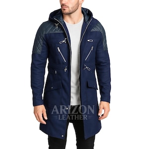 Könnte beinhalten: Ein marineblauer Mantel mit Kapuze, gesteppten Schulterakzenten und mehreren Reißverschlusstaschen. Der Mantel hat ein Longline-Design, einen Frontreißverschluss und dekorative Metallbeschläge. Das Logo "Arizon Leather" ist sichtbar.