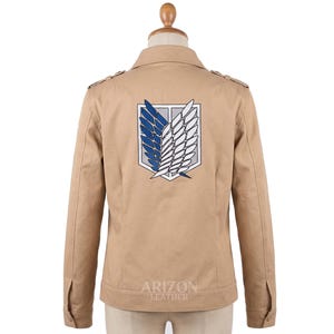 Puede incluir: Un juego de tres tazas de cerámica con un acabado moteado y mate. Las tazas son de color crema, gris claro y gris oscuro. Cada taza tiene un diseño simple y minimalista.