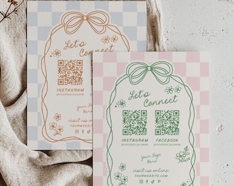 Könnte beinhalten: Zwei rosa und blaue Karten mit einem karierten Muster und einem grünen und braunen Blumendesign. Die Karten haben einen QR-Code und den Text "Let's Connect" mit Social-Media-Handles und einer Website-Adresse.