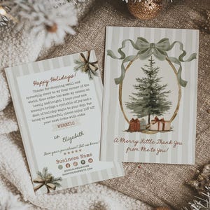 Può includere: Due biglietti di Natale con un design ad acquerello. Un biglietto recita "Buone Feste!" e include un messaggio e il nome "Elizabeth". L'altro biglietto dice "Un piccolo e allegro grazie da parte mia a te!" e presenta un albero di Natale.