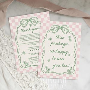 以下が含まれることがあります： ピンクと白のチェック柄のカード2枚。緑色の花のアクセントとテキストが特徴です。1枚は「ありがとう！」、もう1枚は「このパッケージもあなたに会えて嬉しいです！」と書かれています。ピンクのリボンと白いレースが背景にあります。