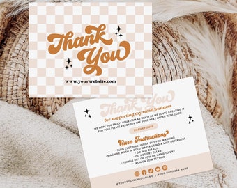 Puede incluir: Tarjeta de agradecimiento con fondo a cuadros y fuente retro. La tarjeta incluye instrucciones de cuidado para la ropa, una dirección de sitio web e iconos de redes sociales.