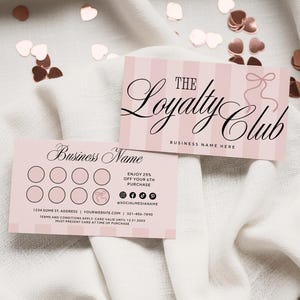 Op de afbeelding: Twee roze klantenkaarten met de tekst "The Loyalty Club" en "Business Name". De kaarten hebben een gestreept ontwerp en bevatten cirkels voor stempels. Rosegouden hartvormige confetti is verspreid rond de kaarten.