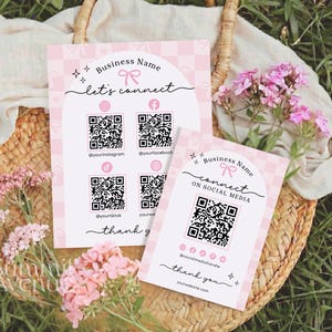 Könnte beinhalten: Zwei rechteckige Schilder mit einem hellrosa-weißen Karomuster. Die Schilder zeigen ein weißes Bogendesign, eine rosa Schleifengrafik sowie den Text Business Name, let's connect und thank you. Jedes Schild enthält schwarze QR-Codes und Symbole.