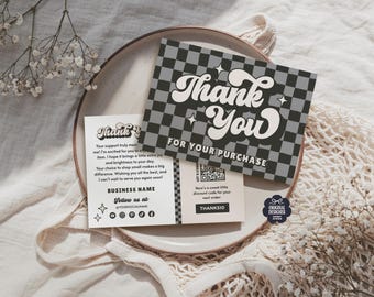 Puede incluir: Un juego de tarjetas de agradecimiento con un diseño retro. La tarjeta principal presenta un patrón de tablero de ajedrez gris y blanco con las palabras "Thank You". Una tarjeta más pequeña incluye un mensaje y redes sociales.