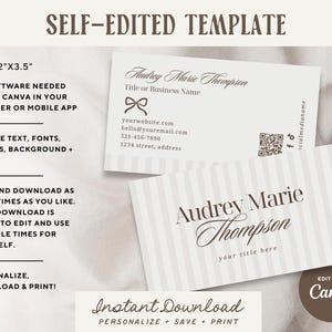 Puede incluir: Plantilla autoeditada para tarjetas de visita, tama&ntilde;o 5,08 cm x 8,89 cm, con un dise&ntilde;o a rayas beige claro y blanco. Las tarjetas muestran el nombre "Audrey Marie Thompson" e incluyen campos editables para el t&iacute;tulo, el sitio web y la informaci&oacute;n de contacto. La plantilla es editable en Canva.