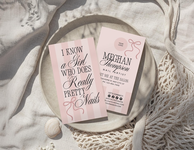 Peut inclure: Deux cartes de visite roses avec du texte et un motif de n&oelig;ud. L'une des cartes indique &laquo; Je connais une fille qui fait de tr&egrave;s jolis ongles &raquo;. L'autre carte indique &laquo; Meghan Thompson, Nail Artist &raquo; avec les coordonn&eacute;es et les ic&ocirc;nes des r&eacute;seaux sociaux.