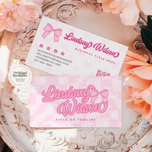 Modèle de Carte de visite coquette Code QR Canva, Modèle de marque d'entreprise avec noeud à damier tendance, Modèle de carte de visite modifiable fantaisiste féminin Lexi