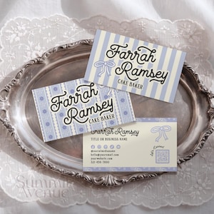 Könnte beinhalten: Drei rechteckige Visitenkarten mit dem Namen Farrah Ramsey Cake Baker in schwarzer Schreibschrift. Die Designs zeigen hellblaue und cremefarbene Streifen, ein Blumenmuster sowie Kontaktinformationen mit QR-Code und Schleifensymbol.