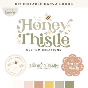 Può includere: Modello di logo Canva modificabile con il testo "Honey Thistle Custom Creations", un'ape e dei fiori. Il logo è disponibile in tre varianti: un cerchio con un'ape, un logo solo testo e un logo a forma di fiore.