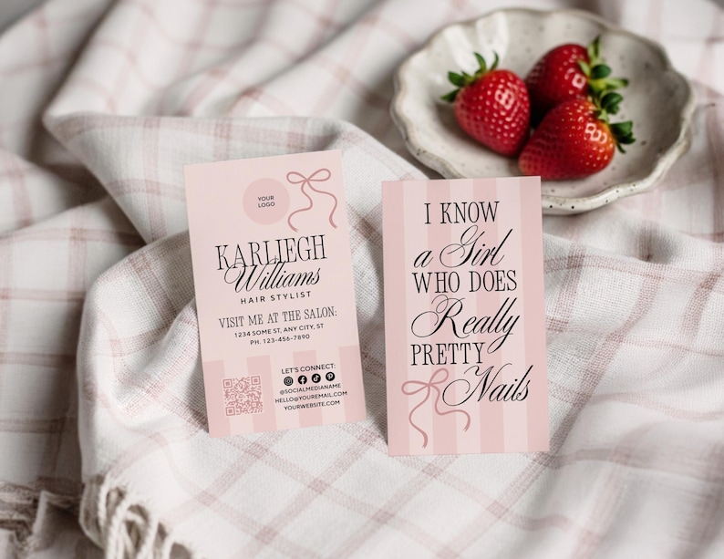 Peut inclure: Deux cartes de visite roses avec du texte et des graphiques de n&oelig;uds. L'une indique "Karliegh Williams, coiffeuse". L'autre dit "Je connais une fille qui fait de tr&egrave;s jolis ongles". Une petite assiette de fraises est &agrave; proximit&eacute;.