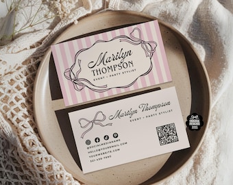 Op de afbeelding: Twee visitekaartjes met een roze en witte gestreepte achtergrond en een strikdesign. De kaarten luiden "Marilyn Thompson, Event + Party Stylist." Eén kaart bevat social media-iconen, contactgegevens en een QR-code.