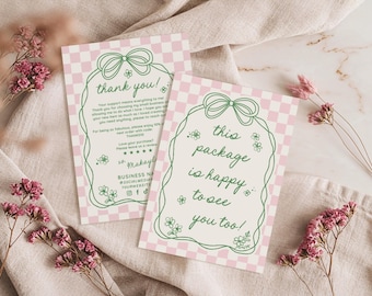 Könnte beinhalten: Eine rosa-weiße karierte Karte mit grünem Text, der "Danke!" und "Dieses Paket freut sich, dich zu sehen!" lautet. Die Karte hat eine grüne Schleife und Blumen darauf.
