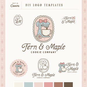 Könnte beinhalten: Eine Sammlung von DIY-Logo-Vorlagen für eine Keksfirma, die verschiedene Designs mit einem hellblauen Küchenmixer, rosa Schleifen und dem Text "Fern & Maple Cookie Company" zeigt. Die Designs sind vor einem zartrosa Hintergrund platziert.