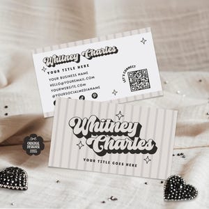 Könnte beinhalten: Zwei Visitenkarten mit dem Namen "Whitney Charles" in einer Retro-Schriftart. Eine Karte enthält Kontaktinformationen und einen QR-Code. Die andere Karte hat den Text "Your Title Goes Here". Beide Karten haben einen hellgrauen Hintergrund mit vertikalen Streifen.