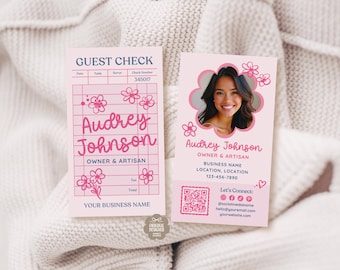 Könnte beinhalten: Rosa Visitenkarten mit floralen Akzenten. Eine Karte zeigt "Guest Check" und ein Raster für Details. Die andere Karte zeigt ein Foto, den Namen "Audrey Johnson" und Kontaktinformationen. Die Karten sind für einen Inhaber und Kunsthandwerker.