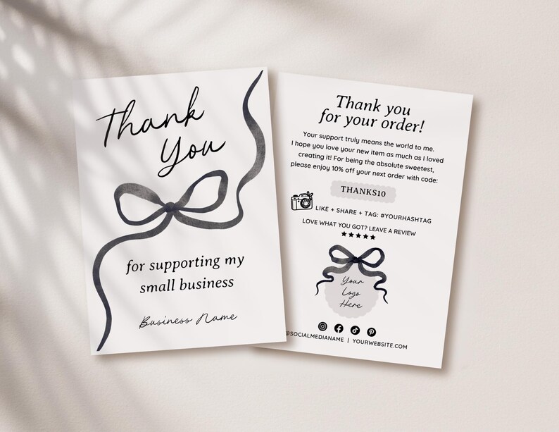 K&ouml;nnte beinhalten: Zwei wei&szlig;e Karten mit schwarzem Text und einem Schleifendesign. Auf einer Karte steht "Vielen Dank f&uuml;r die Unterst&uuml;tzung meines kleinen Unternehmens". Die andere Karte sagt "Vielen Dank f&uuml;r Ihre Bestellung!" und enth&auml;lt einen Rabattcode.